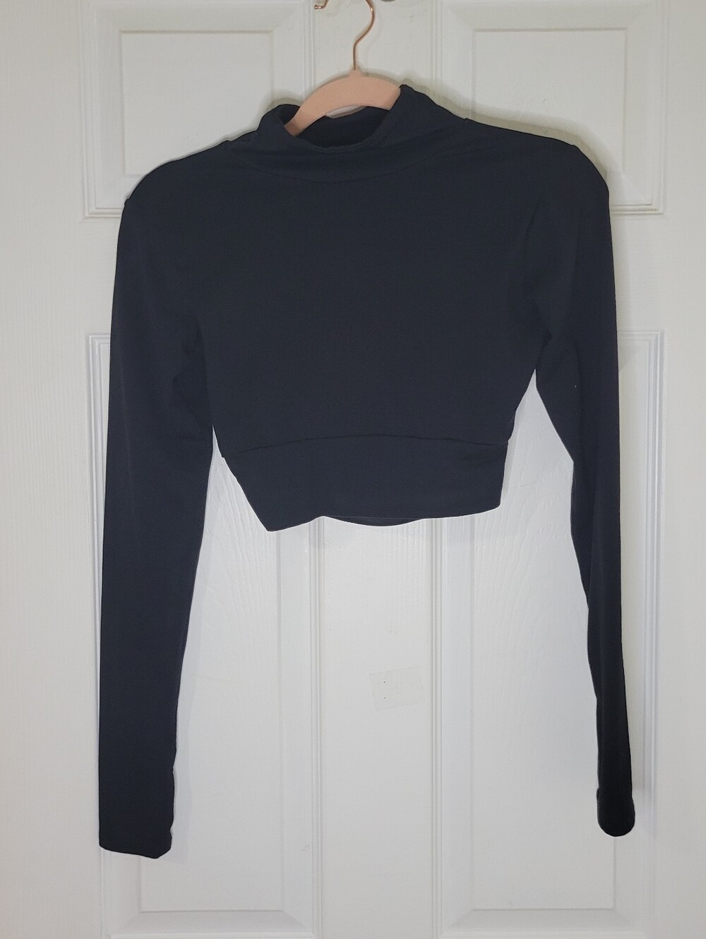 BOMBSHELL DPORTSWEAR Women's SIZE S Black Long-Sleeve Cropped Top.